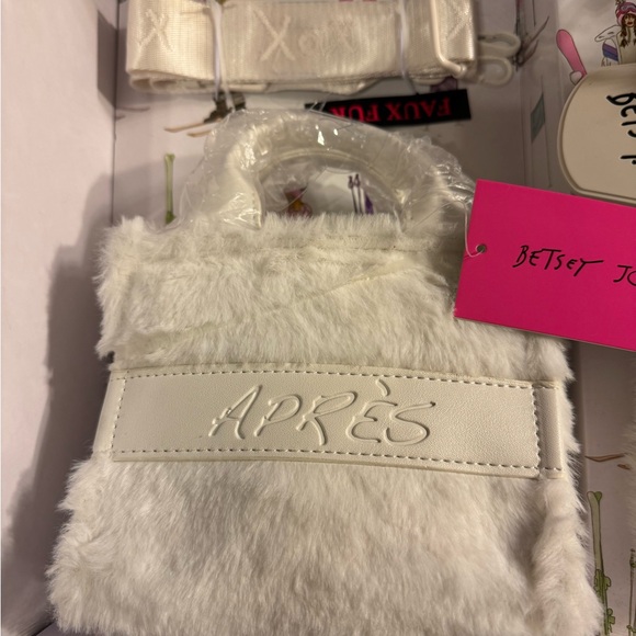 Betsey Johnson 4 piece Gift Set, (Crossbody Bag, Strap, Hat & Key Chain) NWT - Picture 4 of 13